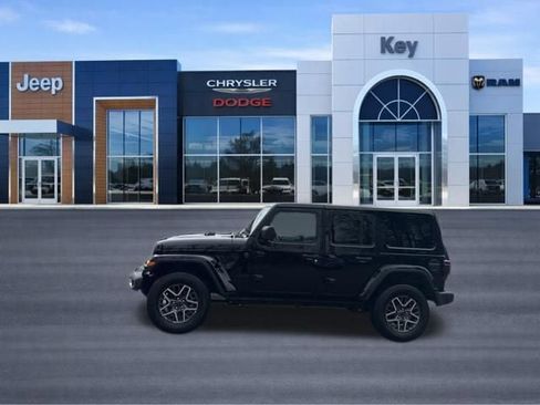 Used 2025 Jeep Wrangler Sahara AWD/4WD image 2
