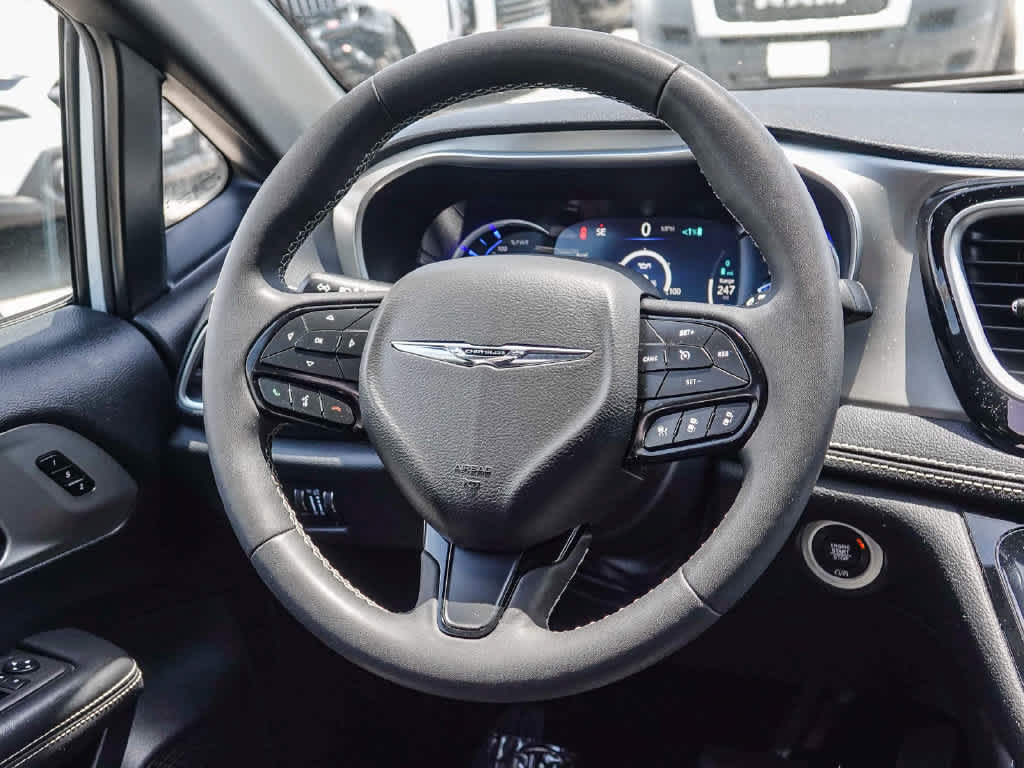 Used 2024 Chrysler Pacifica Premium FWD image 14