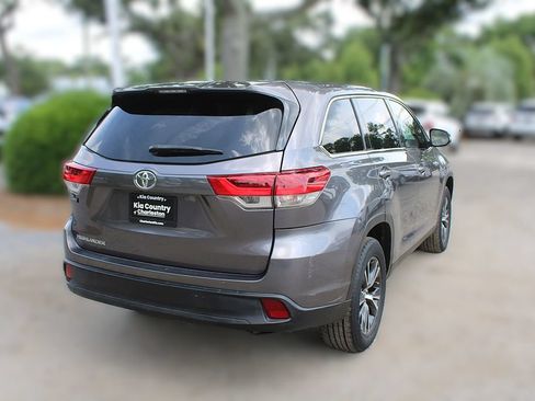 Used 2019 Toyota Highlander LE FWD image 7