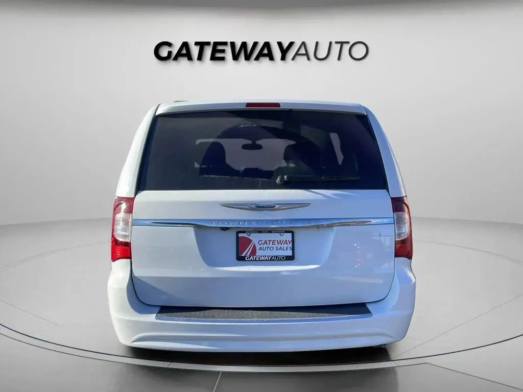 Used 2014 Chrysler Town & Country Touring FWD image 5