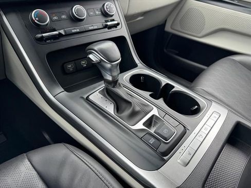 Used 2024 Kia Carnival LX FWD image 19