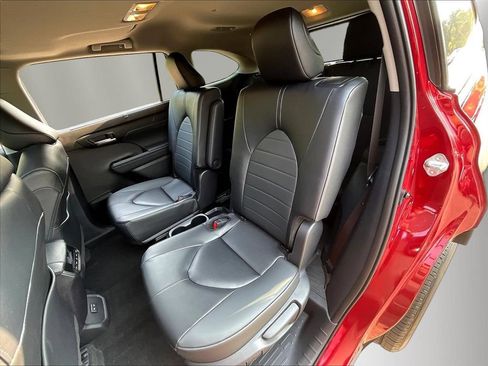 Used 2025 Toyota Highlander XLE FWD image 24