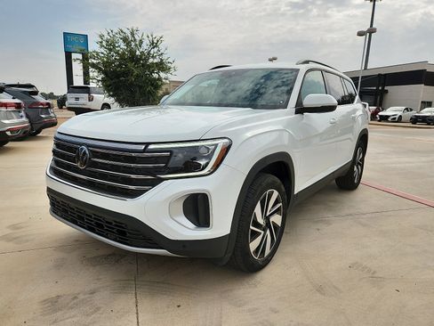 Certified 2025 Volkswagen Atlas SE FWD image 3
