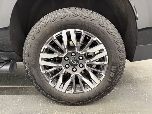 Used 2025 Chevrolet Suburban Z71 image 19