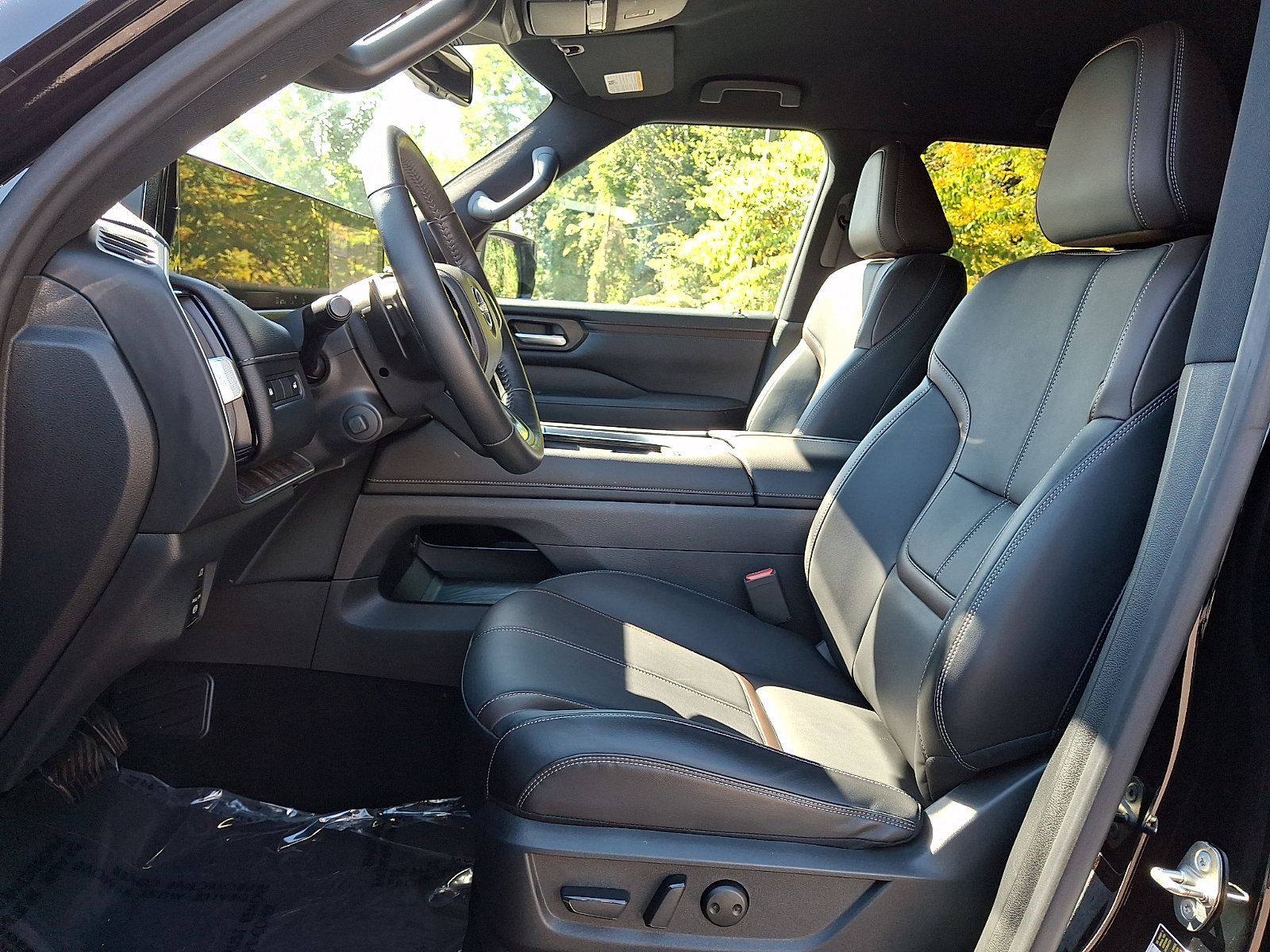 Certified 2025 Nissan Armada SL w/ Captain's Chari Seat Package AWD/4WD image 14