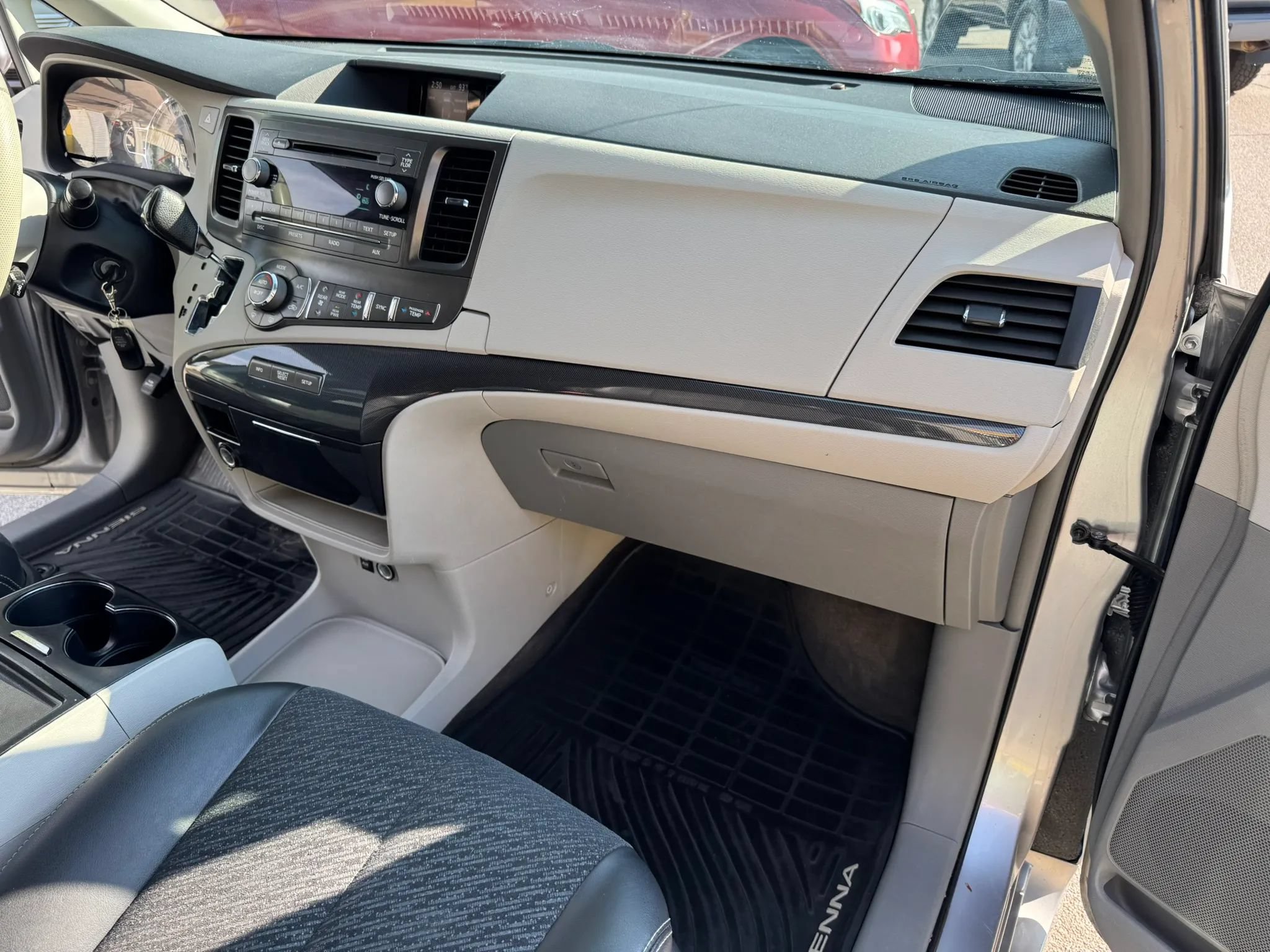 Used 2013 Toyota Sienna SE FWD image 24