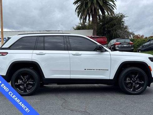 Used 2023 Jeep Grand Cherokee Altitude image 3