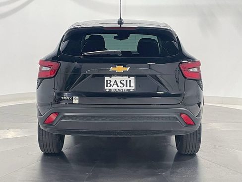 Used 2024 Chevrolet Trax LS w/ Driver Confidence Package FWD image 12