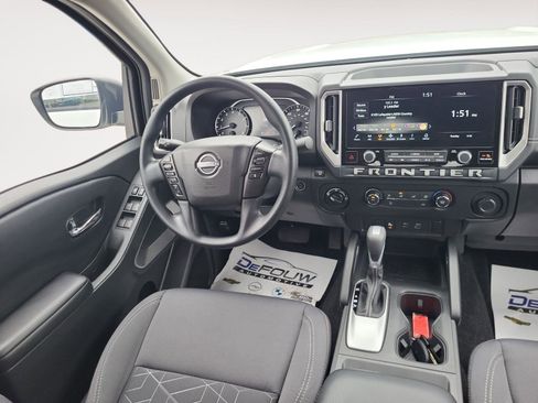 Used 2025 Nissan Frontier SV image 11