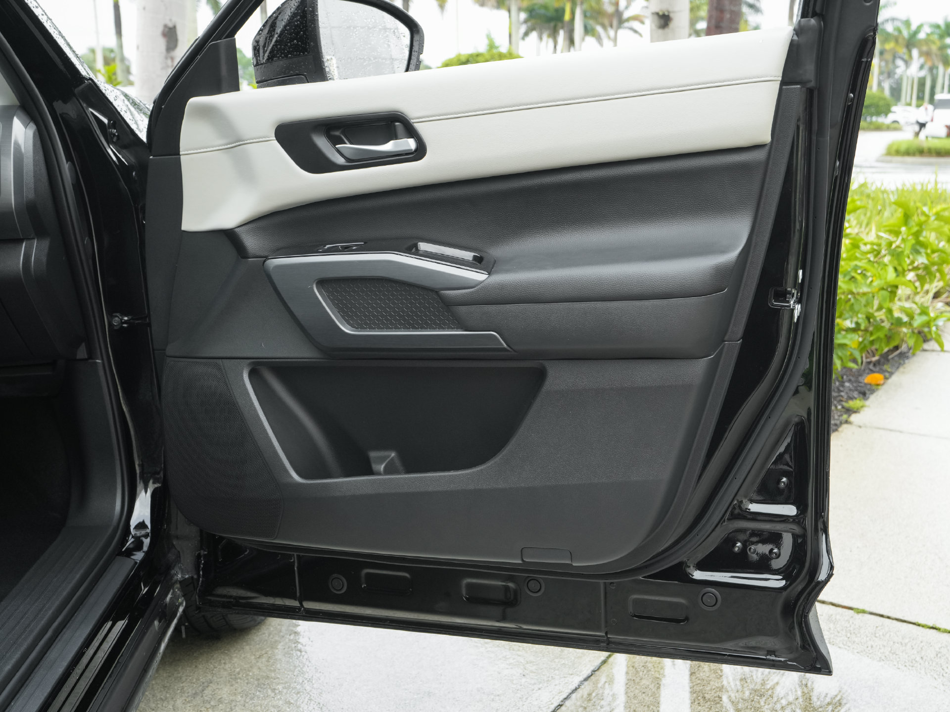 Used 2025 Nissan Pathfinder SL FWD image 45