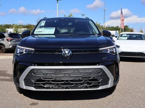 Certified 2025 Volkswagen Taos SE image 2