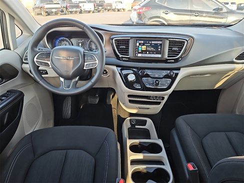 Used 2023 Chrysler Voyager LX image 17