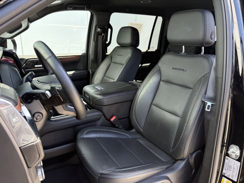 Used 2025 GMC Yukon XL Denali AWD/4WD image 12