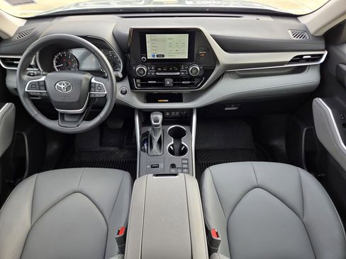 Used 2024 Toyota Highlander LE image 15