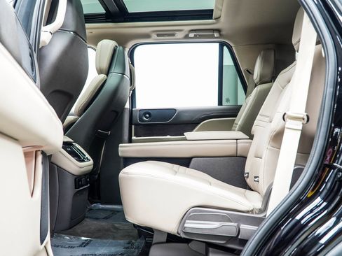 Used 2024 Lincoln Navigator Reserve w/ Monochromatic Package image 34