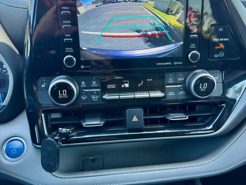 Used 2021 Toyota Highlander XLE AWD/4WD image 7