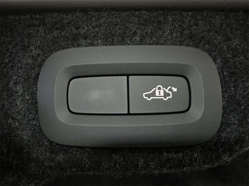 Used 2019 Volvo S60 T6 Momentum image 12