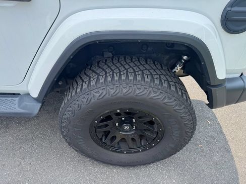 Used 2018 Jeep Wrangler Unlimited Sahara w/ Dual Top Group AWD/4WD image 10