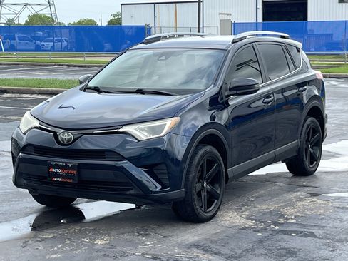 Used 2018 Toyota RAV4 LE FWD image 5