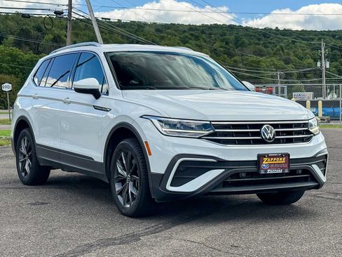 Used 2022 Volkswagen Tiguan SE FWD image 1