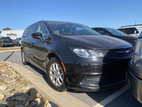 Used 2022 Chrysler Voyager LX FWD image 2