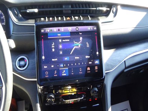 Certified 2024 Jeep Grand Cherokee L Limited w/ Black Appearance Package image 28