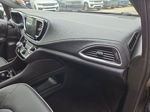 Used 2026 Chrysler Pacifica Limited FWD image 75