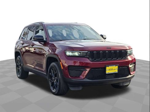 Used 2024 Jeep Grand Cherokee Altitude AWD/4WD image 3