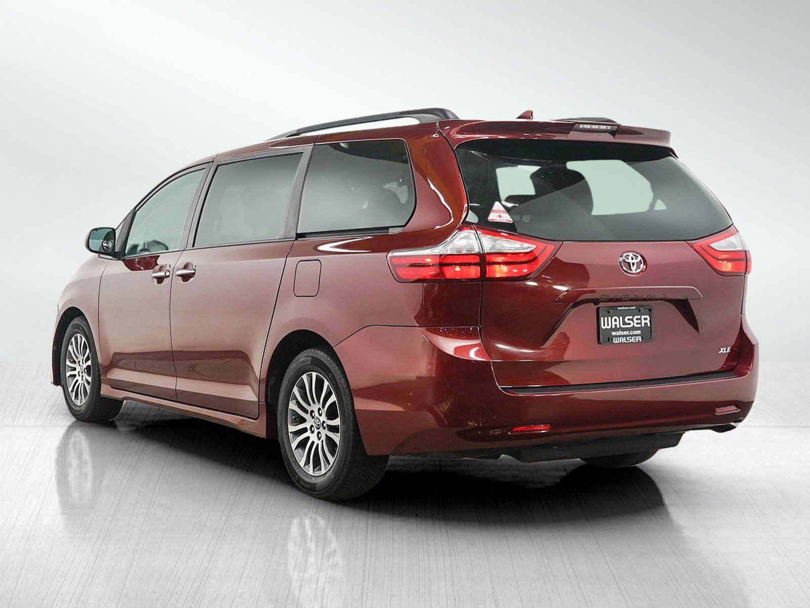 Used 2019 Toyota Sienna XLE FWD image 3
