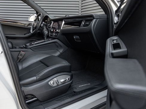 Certified 2025 Porsche Macan AWD/4WD image 35