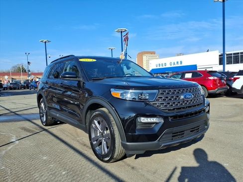 Certified 2024 Ford Explorer XLT w/ Equipment Group 202A image 3