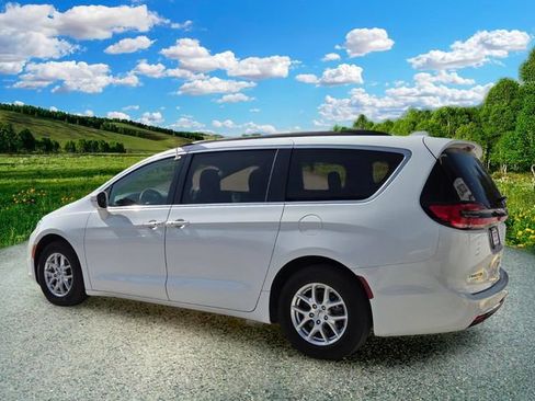Certified 2022 Chrysler Pacifica Touring-L FWD image 4