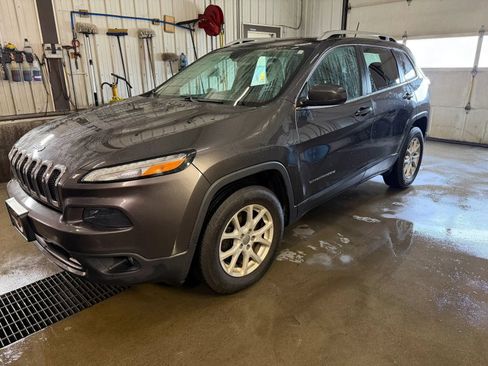 Used 2017 Jeep Cherokee Latitude w/ True North Edition AWD/4WD image 2