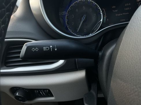 Used 2024 Chrysler Pacifica Touring-L FWD image 34