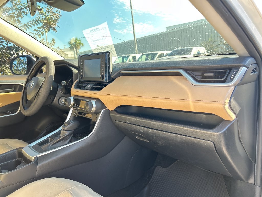 Used 2019 Toyota RAV4 LE FWD image 13