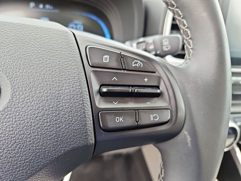Used 2025 Hyundai Venue SEL FWD image 12