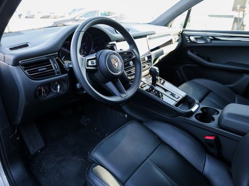 Certified 2025 Porsche Macan image 4