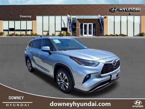 Used 2024 Toyota Highlander XLE FWD image 2