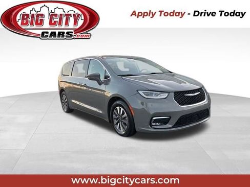 Used 2022 Chrysler Pacifica Touring-L image 1