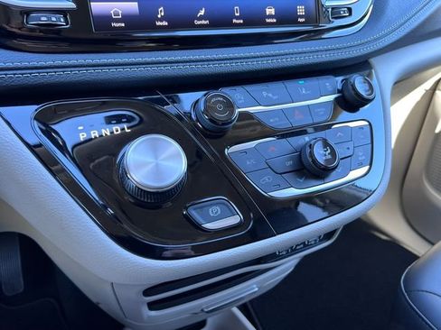 Used 2024 Chrysler Pacifica Touring-L FWD image 25