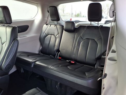 Used 2024 Chrysler Pacifica Touring-L image 27
