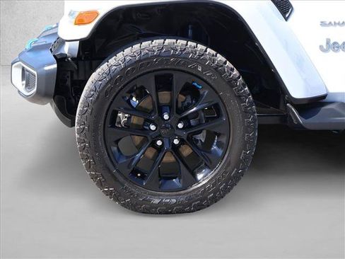 Used 2022 Jeep Wrangler Unlimited Sahara AWD/4WD image 30