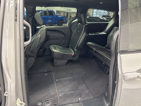 Used 2025 Chrysler Pacifica Limited image 38