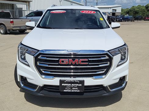 Used 2024 GMC Terrain SLT image 2