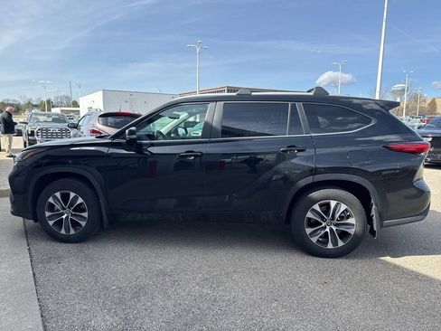 Used 2023 Toyota Highlander XLE image 10