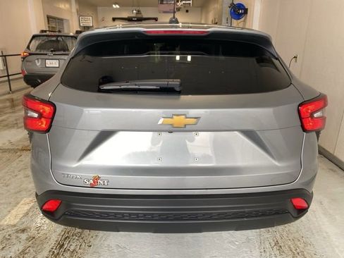 Used 2025 Chevrolet Trax LS w/ LS Convenience Package image 6
