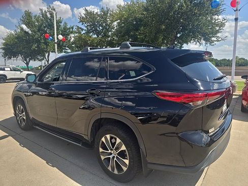 Used 2021 Toyota Highlander XLE AWD/4WD image 4