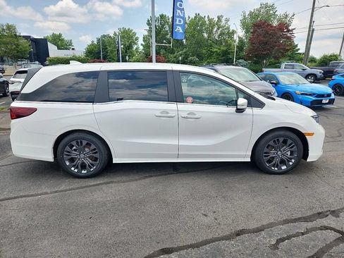 New 2026 Honda Odyssey Touring image 7