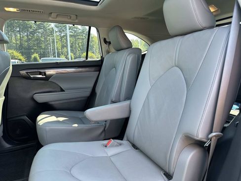 Used 2021 Toyota Highlander Platinum FWD image 17