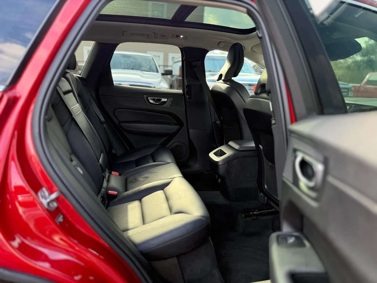 Used 2020 Volvo XC60 T6 Momentum AWD/4WD image 19